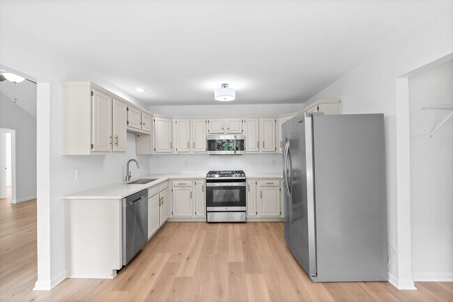 Building Photo - Pet Friendly Three Bedroom in Springfield!