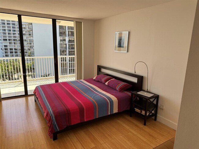 Building Photo - 1440 Brickell Bay Dr