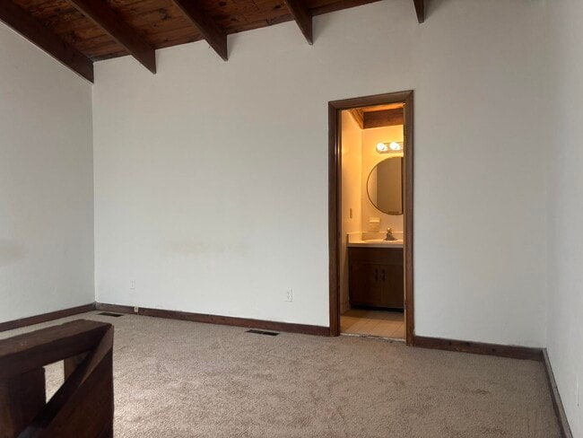 Building Photo - 307 Vantage Point Ln