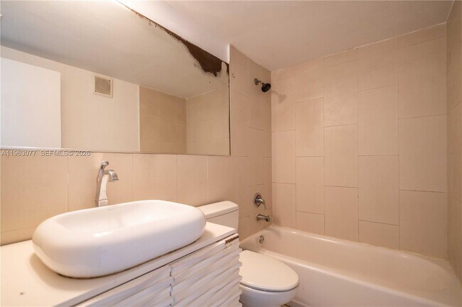 Building Photo - 1940 Biarritz Dr