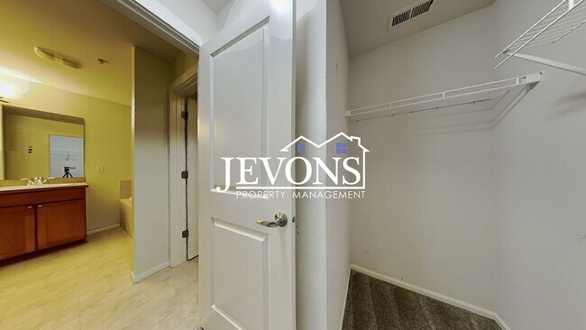 Building Photo - Experience this beautiful SeaTac single-fa...