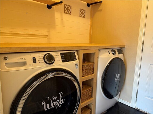 Building Photo - 35 Wisteria Dr