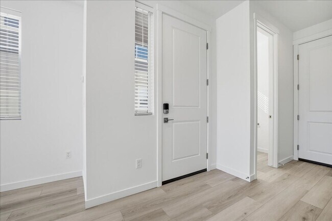 Building Photo - BRAND NEW LARGE 3 Bed 2.5 Bath Townhouse