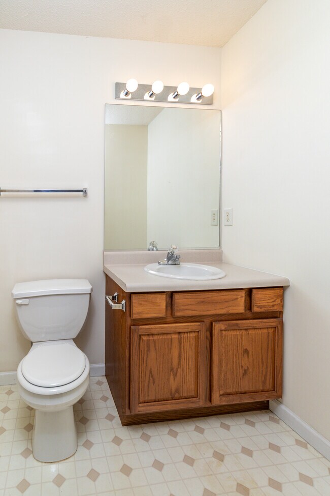 Building Photo - 385 Hawthorne Oaks Way