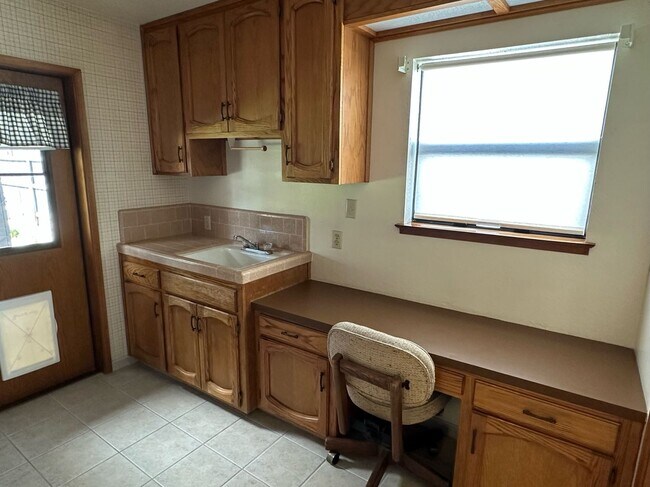 Building Photo - 475 E Mercedes Ave