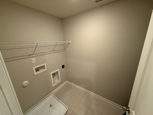Building Photo - Beautiful Townhome in the steel creek area!
