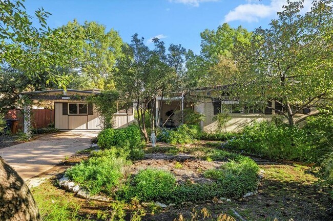 Building Photo - 3210 Bruce Dr