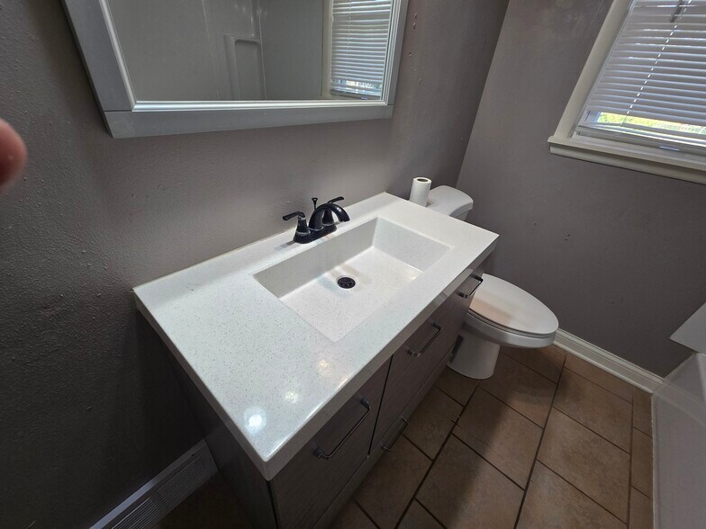 Building Photo - 2728 Edgewood Dr