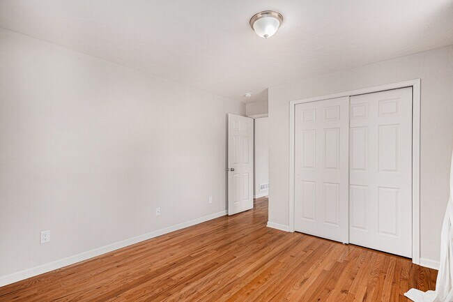 Building Photo - Don't miss this University Hills Home!