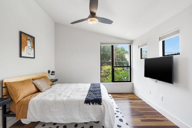 Building Photo - Modern Oasis in Bouldin Creek