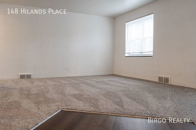 Building Photo - Move in special! First month free rent!