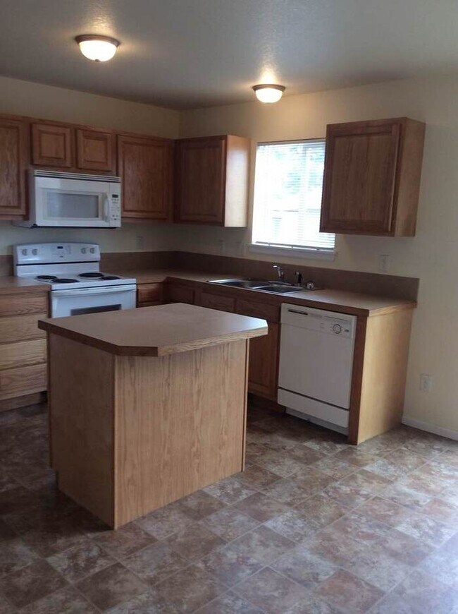 Building Photo - Spacious 3 Bedroom, 2.5 Bathroom Townhome located in the Eagle Heights Subdivision