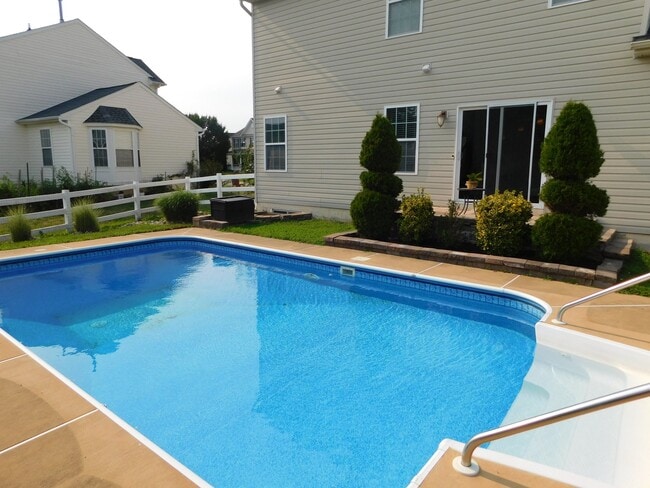 Building Photo - 104 Pebble Creek Dr