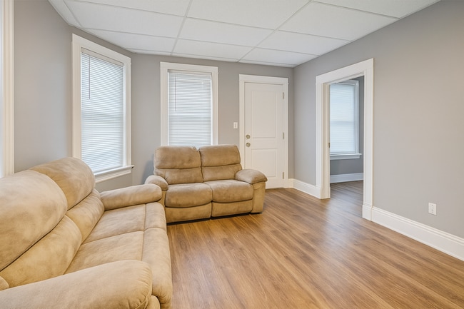 Building Photo - Large 2 Bed Lower Unit with Appliances & Garage Space!