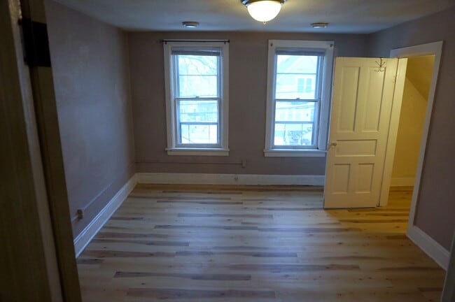 Building Photo - Large One Bedroom Unit Two Blocks From Brady Street.