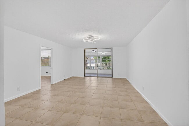 Building Photo - 10 Willowbrook Ln