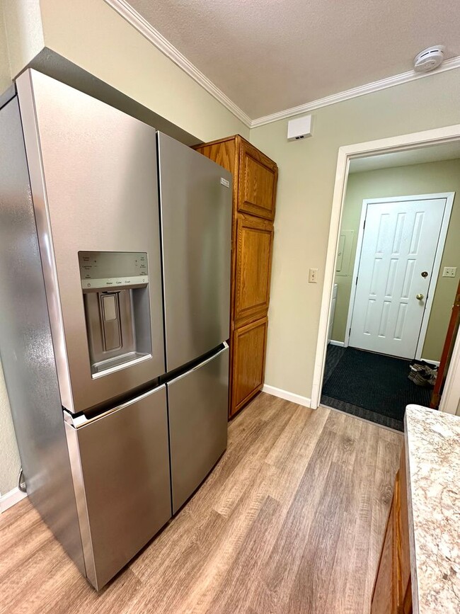 Building Photo - LIKE NEW REMODEL!