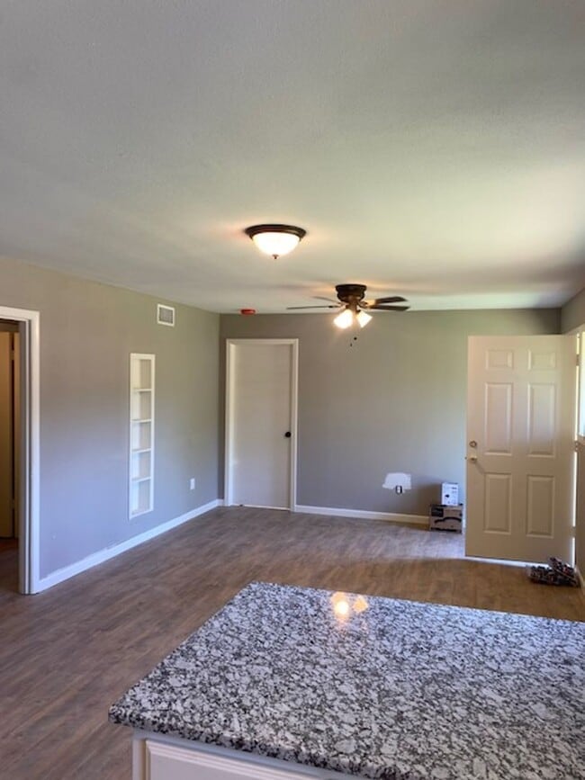 Building Photo - 3/2 PTISD FENCED YARD PET FRIENDLY