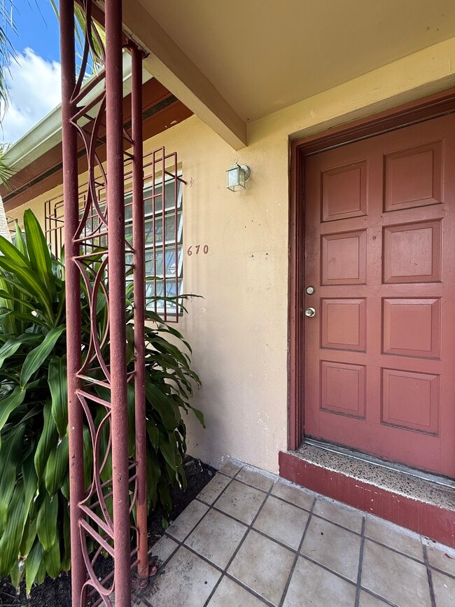 Entry - 670 NE 132nd St