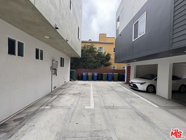 Building Photo - 1107 Carmona Ave