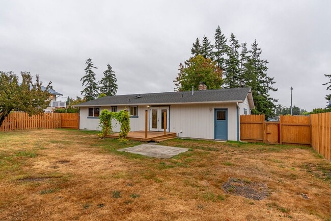 Building Photo - Welcome to this 3 Bed 2 Bath Home Close To Town
