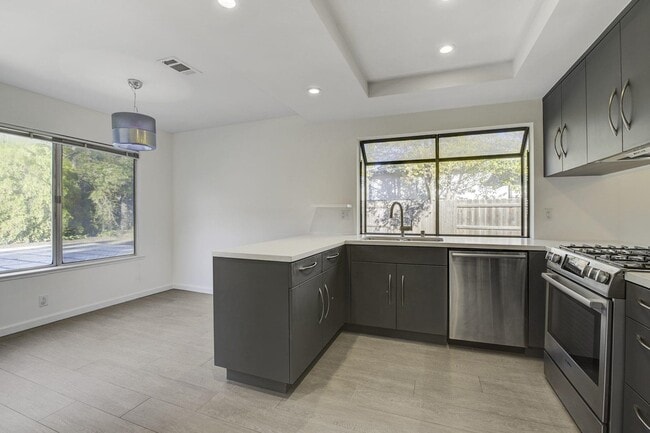 Building Photo - 312 N Alamo Dr