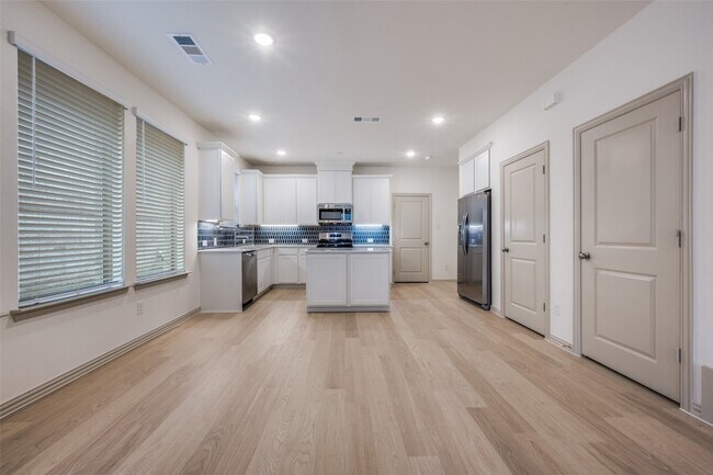 Building Photo - 512 Parkside Dr