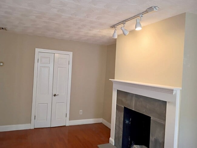 Building Photo - Modern Capitol Hill Location Basement Newly Renovated Unit with 1 Bedroom, 1 Bathroom,