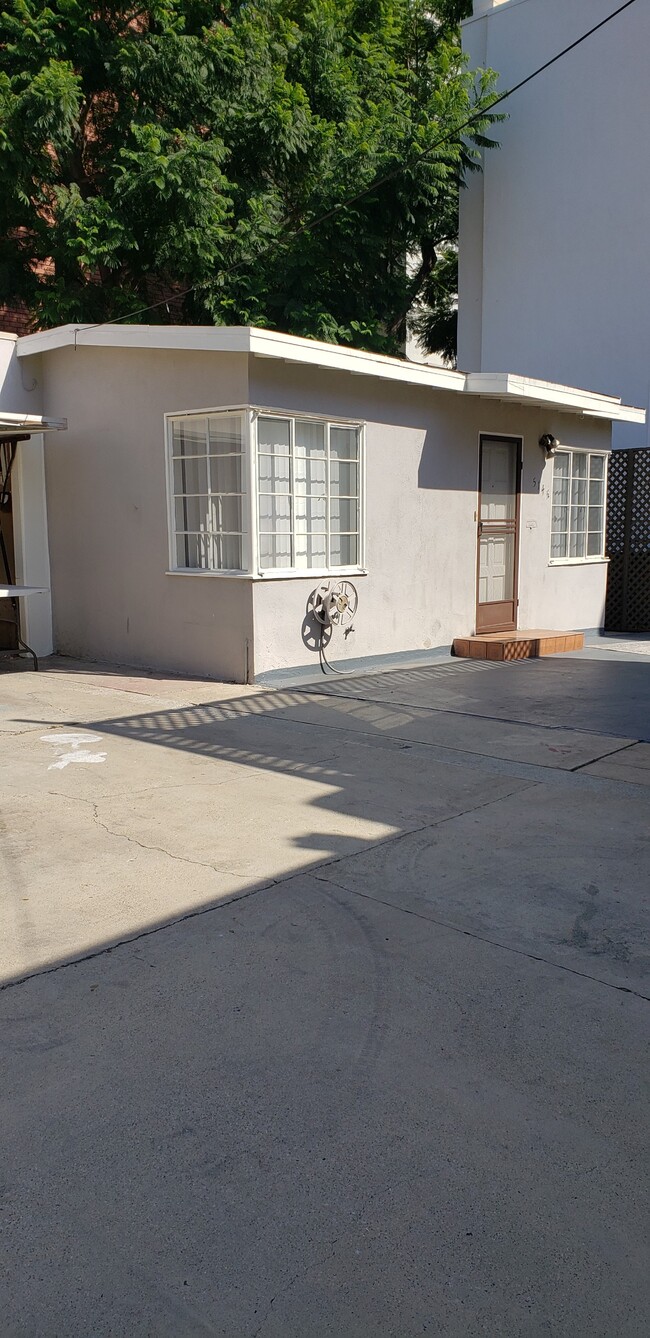 Building Photo - 514 Kelton Ave