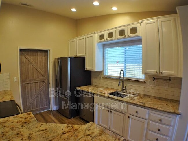 Building Photo - 3008 California Park Dr