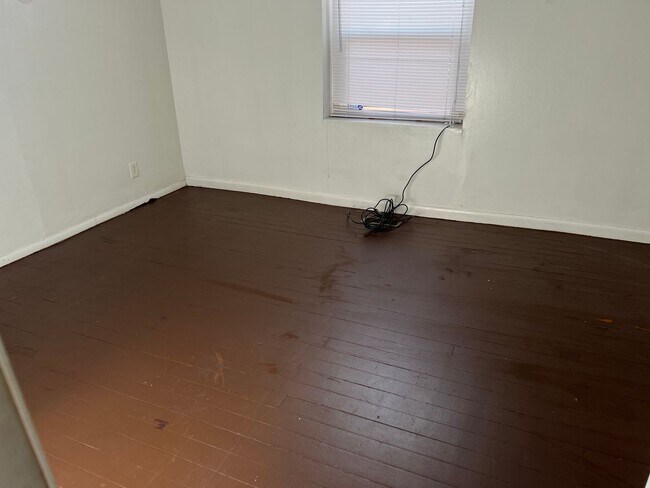 Building Photo - Private Guy Room in 5 bedroom 2 bath triplex