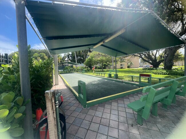 Building Photo - 2615 NE 3rd Ct