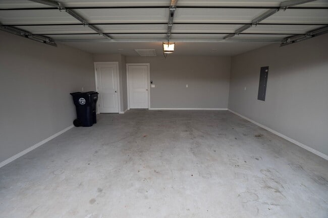 Building Photo - Beautiful 3 Bedroom 2 Bath Duplex!