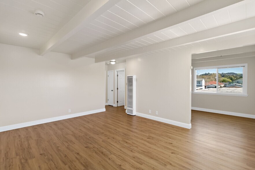 Building Photo - 1970 Powell St