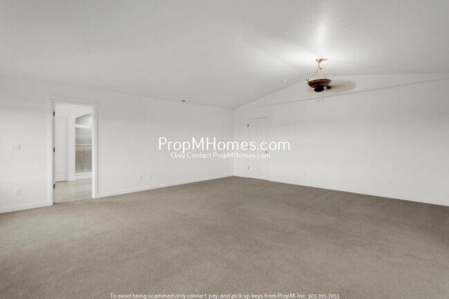 Building Photo - Updated Luxury Five Bedroom Home in Happy Valley!