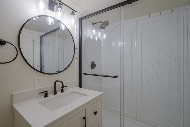 Building Photo - 2 bedroom, 2 bath condo near the airport