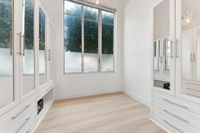 Building Photo - 300 S Australian Ave