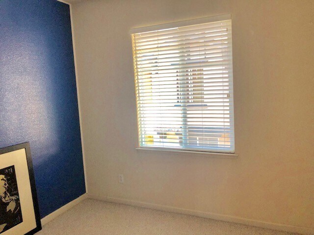 Building Photo - Beautifully updated, tri- level 4 Bd/2.5 B...