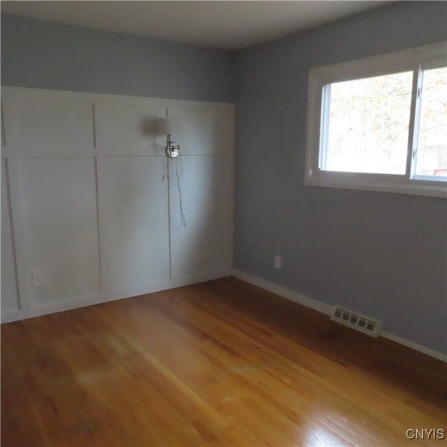 Building Photo - 7843 Glenwood Dr N