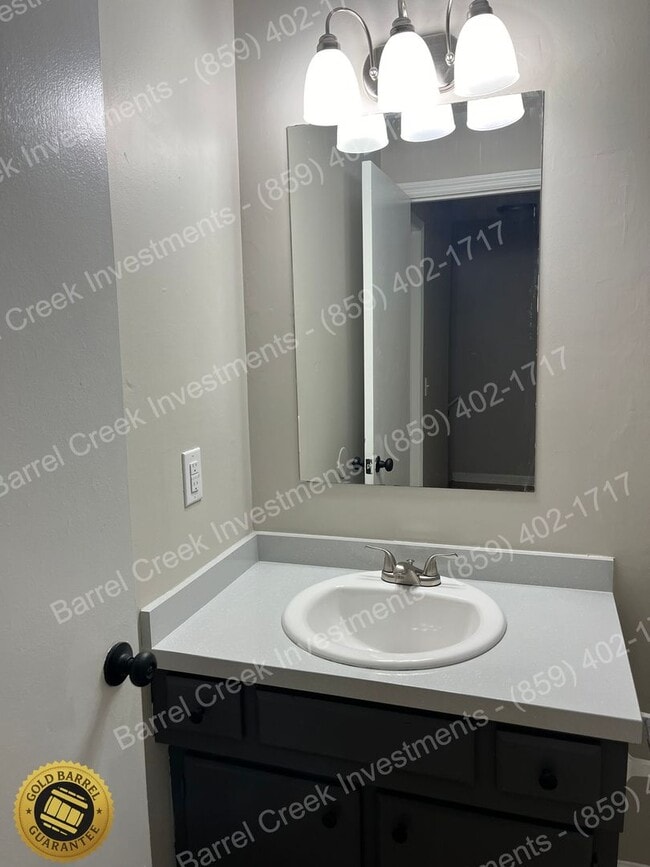 Building Photo - 2-Bed 1.5-Bath Townhome