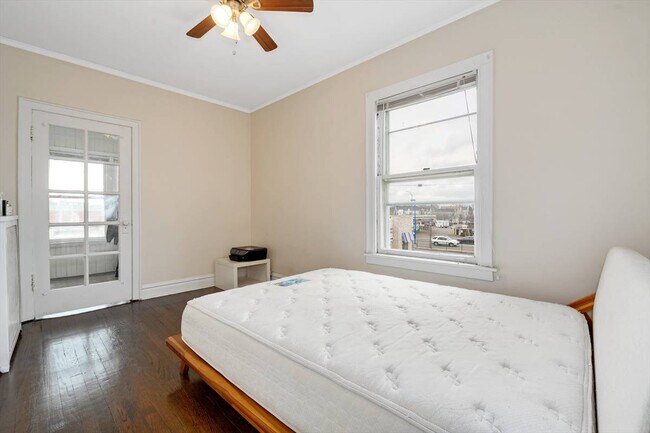 Building Photo - 3615 N Sawyer Ave