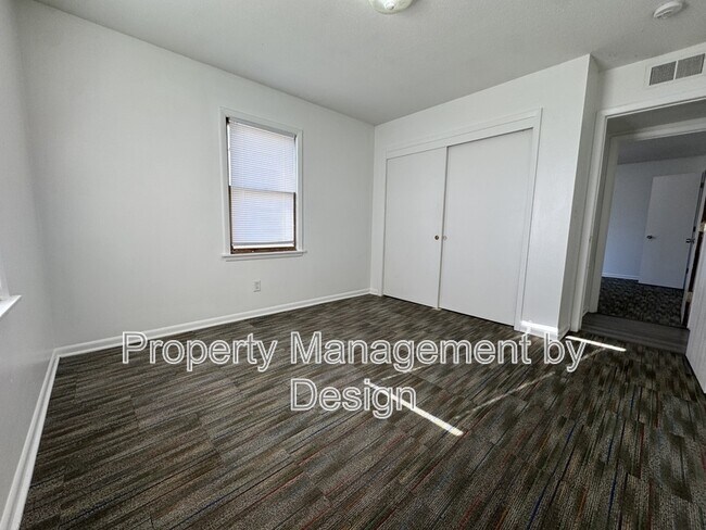 Building Photo - 1039 5th St