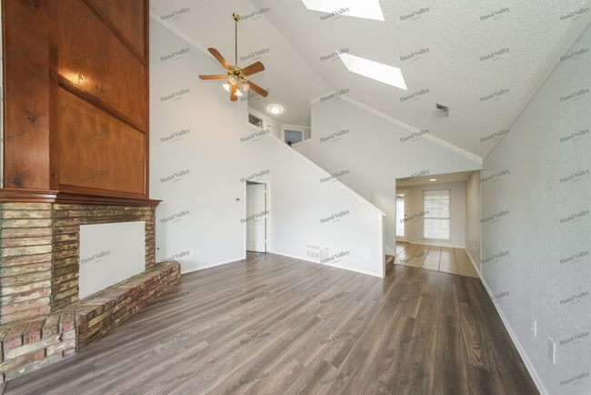 Building Photo - 2108 Lakecrest Dr