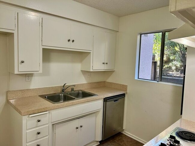 Building Photo - REALLY NICE 2BD & 1.5BA TOWNHOME IN FULLERTON