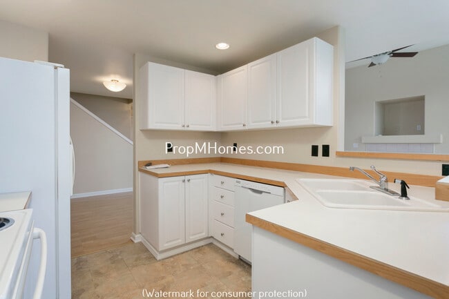 Building Photo - Stylish Beaverton Townhome with Attached Garage!