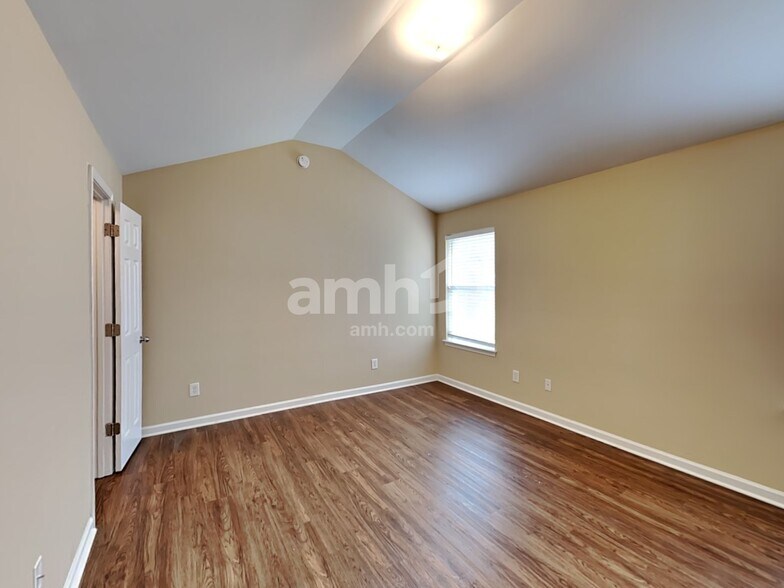 Building Photo - 118 Hidden Creek Dr