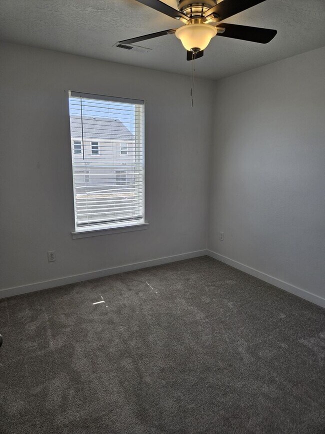 Building Photo - Welcome to this spacious 4 bedroom, 3 bathroom home located in Caldwell, ID.