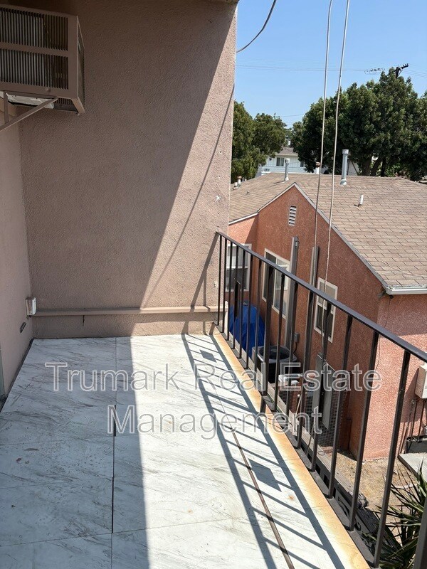 Building Photo - 1204 E Lexington Dr