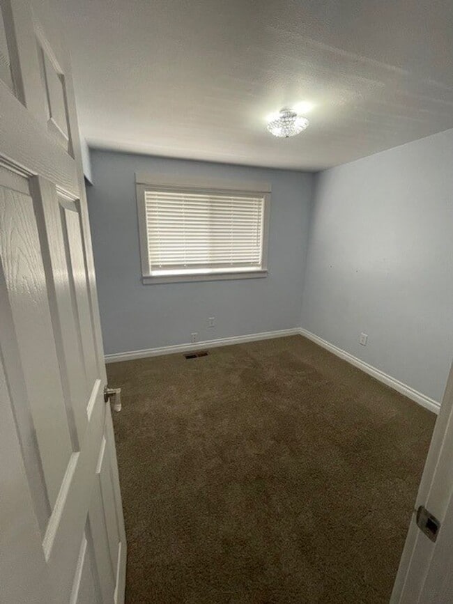 Building Photo - Beautifully Maintained 3 Bedroom 2 Bath Home with Garage and Fenced Yard! Pets Welcome!