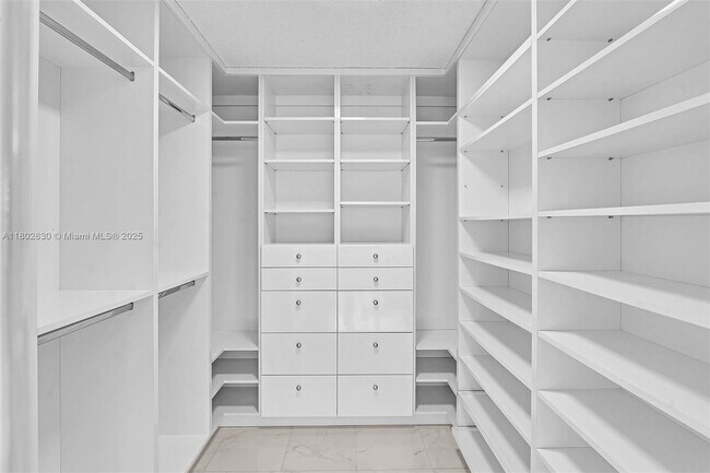 Building Photo - 2500 Parkview Dr